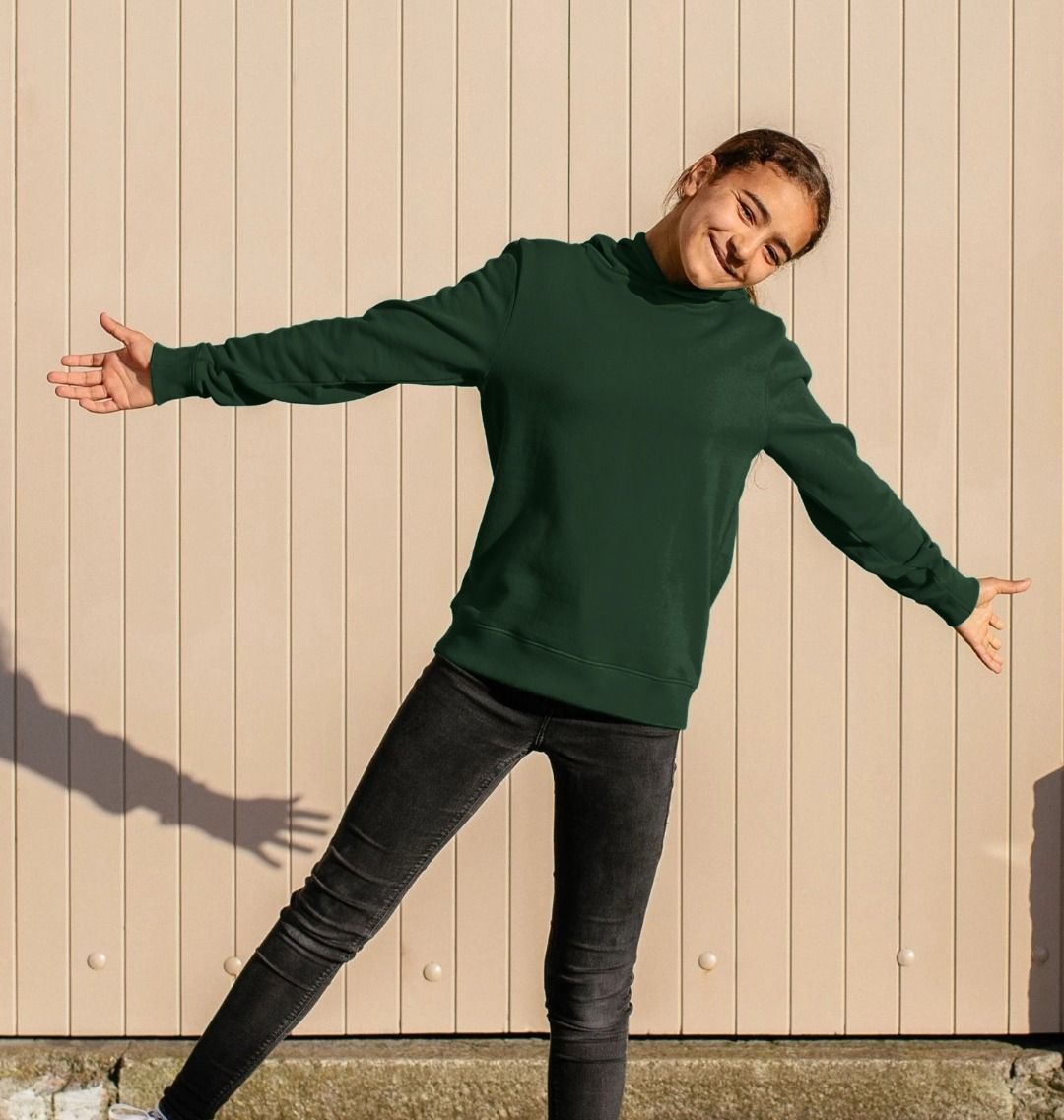 Dark green sweatshirt with long sleeves (person)