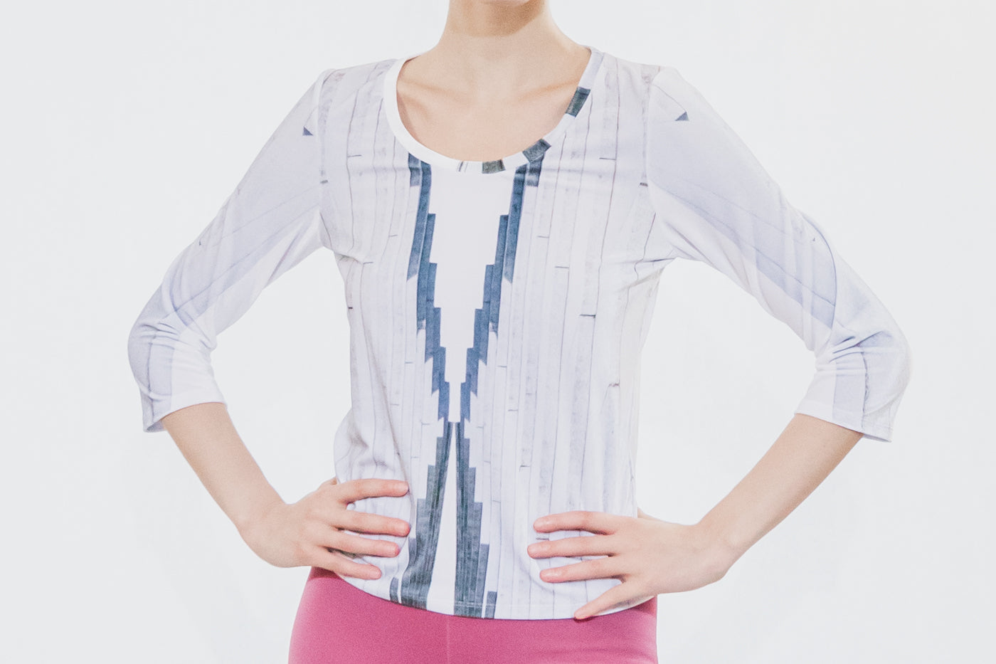 Abstract patterned blouse with 3/4 sleeves (person)