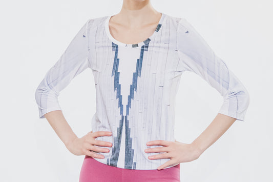 Abstract patterned blouse with 3/4 sleeves (person)