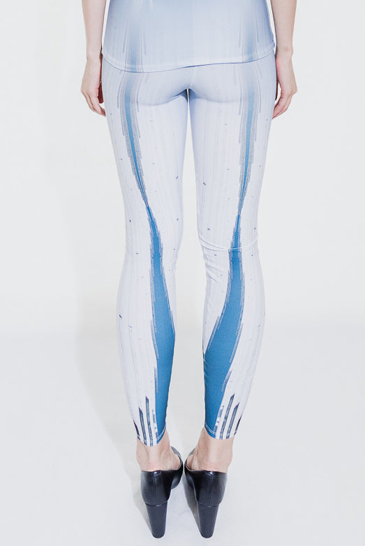 Blue and white leggings with abstract pattern (person)