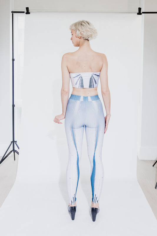 White and blue patterned leggings with high waist (person)