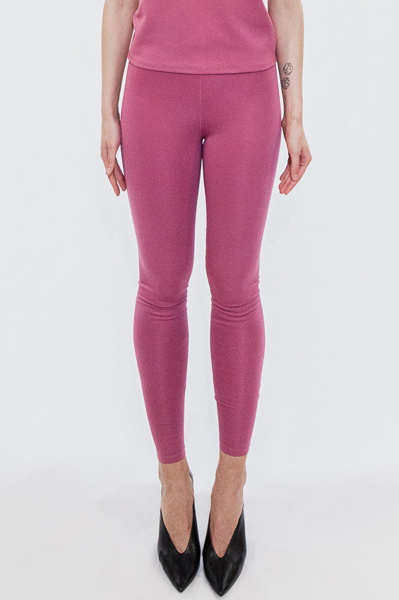 Pink leggings with high waist (person)