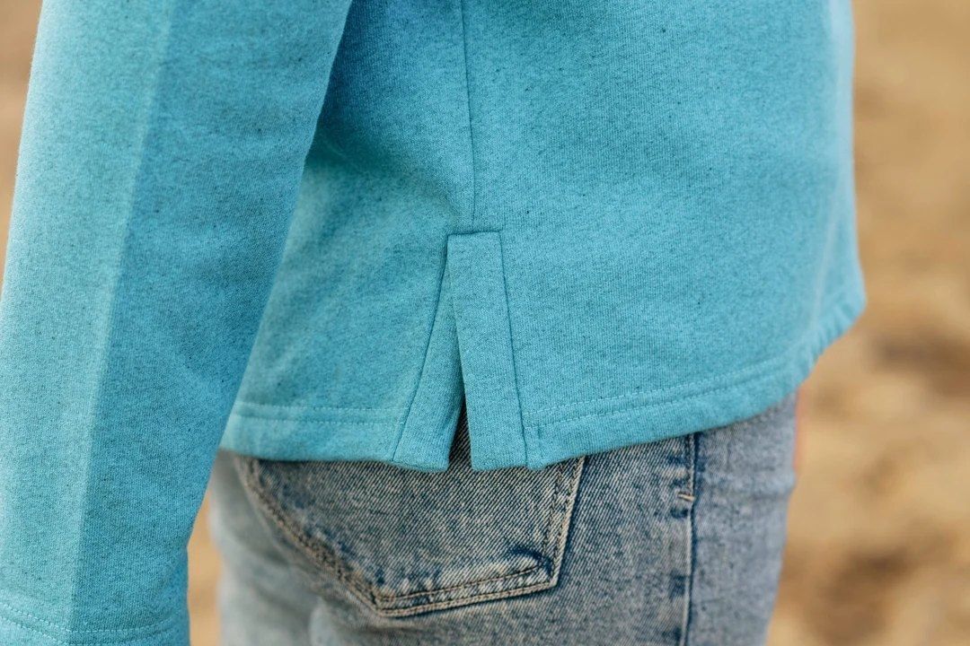Blue long-sleeved shirt with folded cuffs (person)