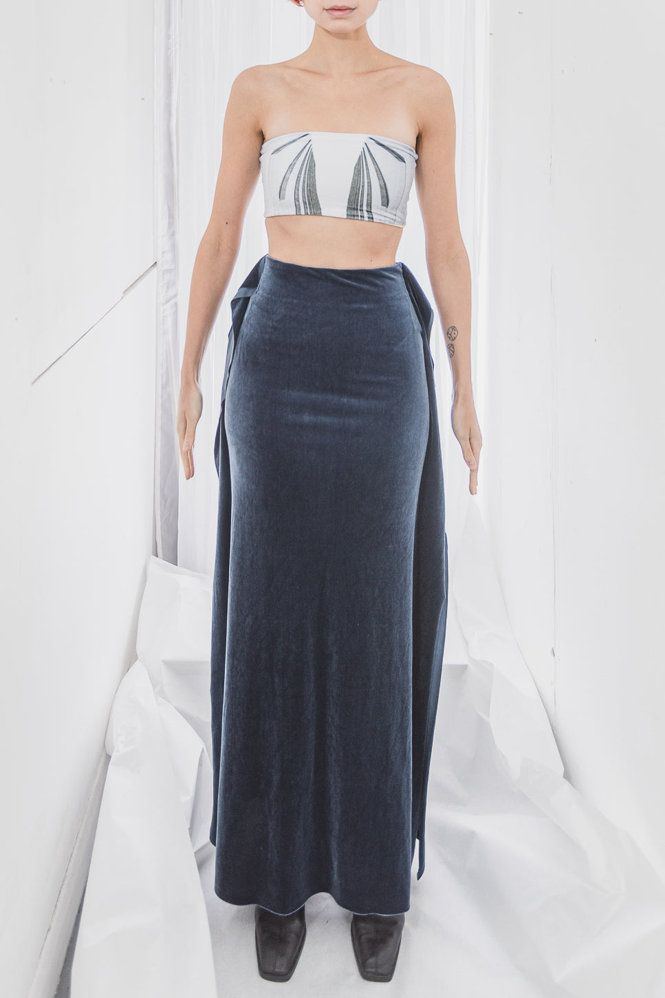 Strapless top with leaf pattern and long velvet skirt (person)