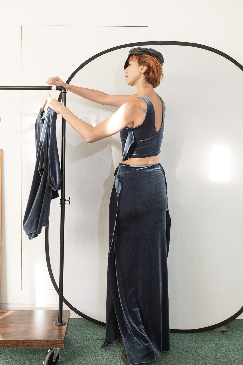 Velvet skirt with side slit (person)