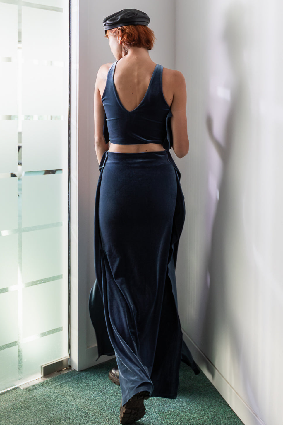 Navy blue sleeveless dress with high slit (person)