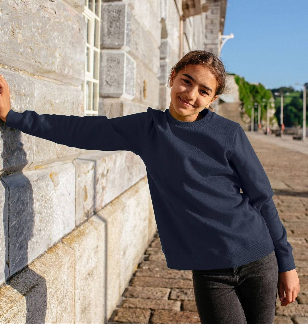 Navy blue crewneck sweatshirt (person)