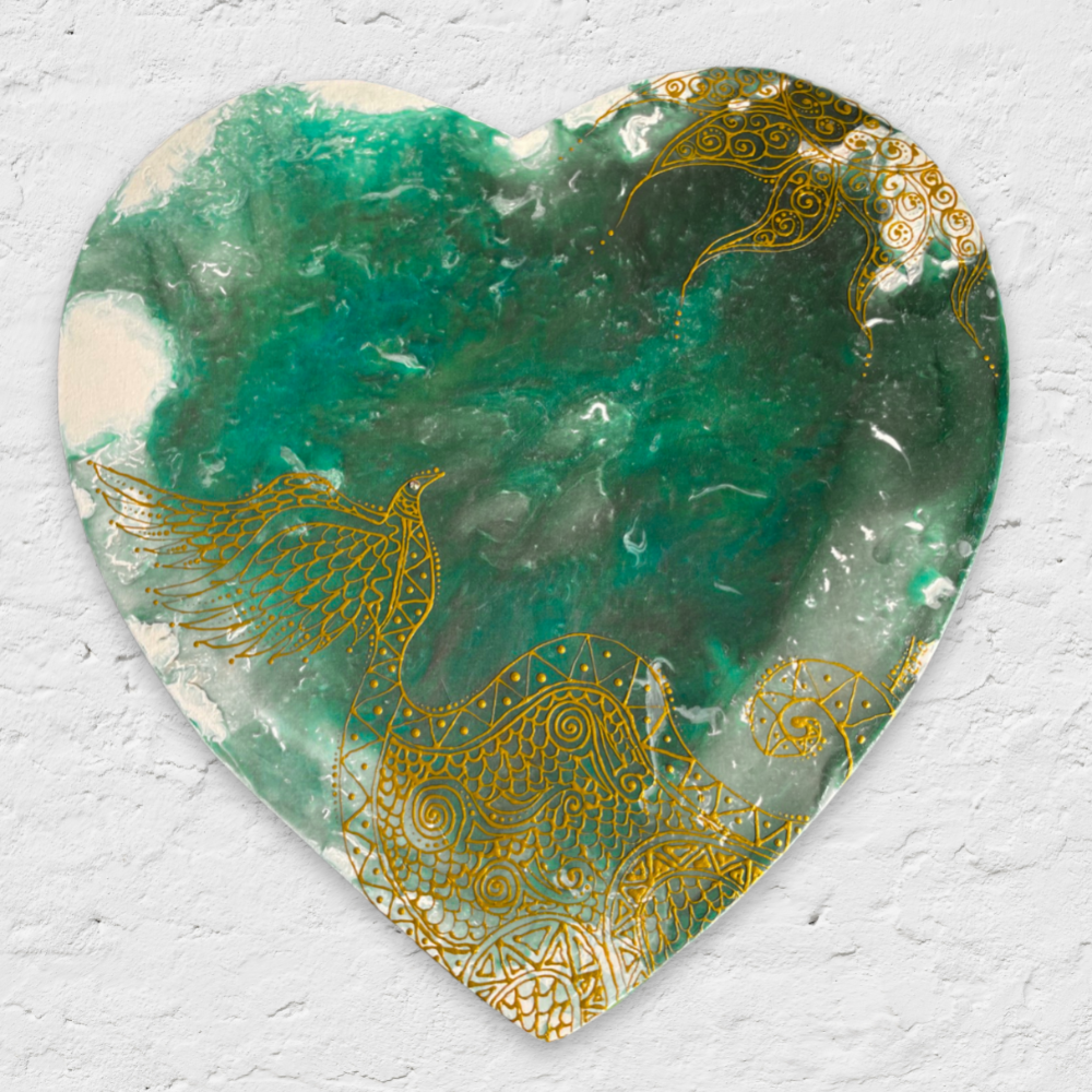 Heart-shaped decorative plate with green and gold patterns