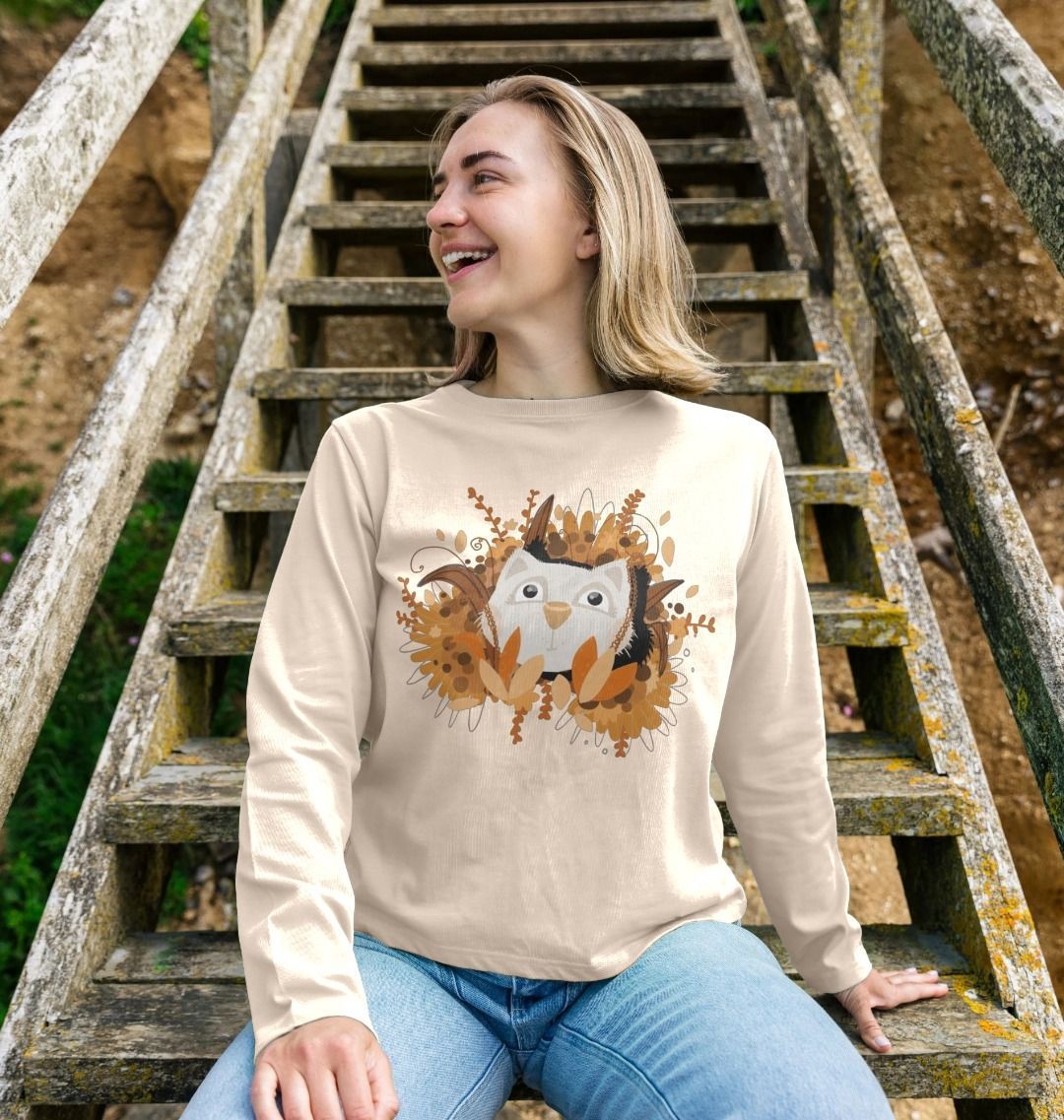 Beige long-sleeve sweatshirt with owl design (person)