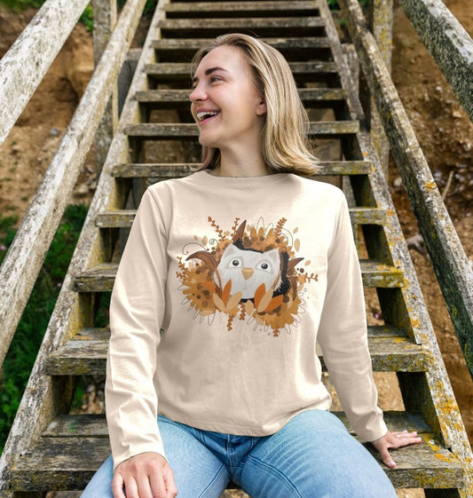 Beige long-sleeve sweatshirt with owl design (person)