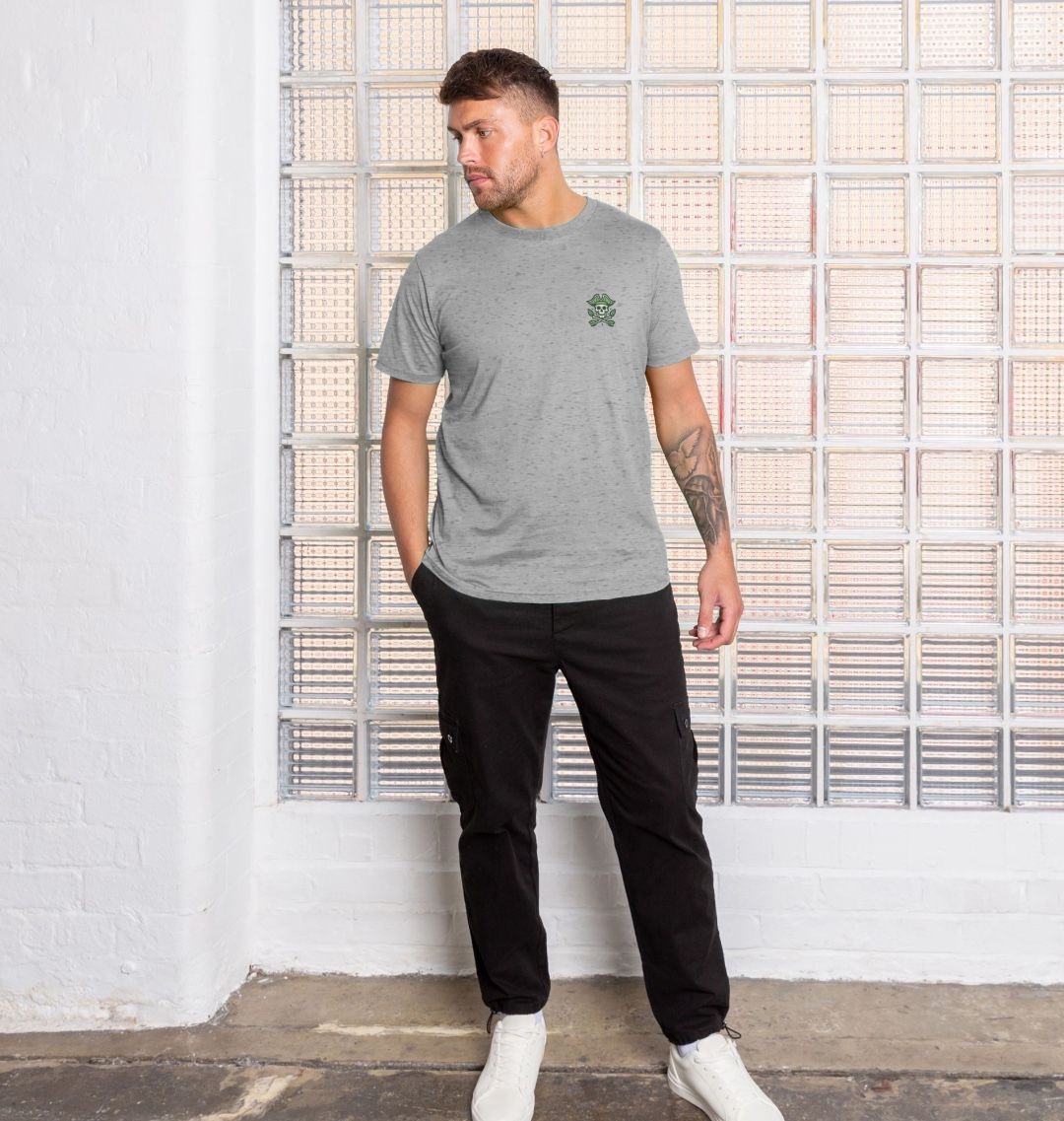 Gray marled t-shirt with skull logo (person)