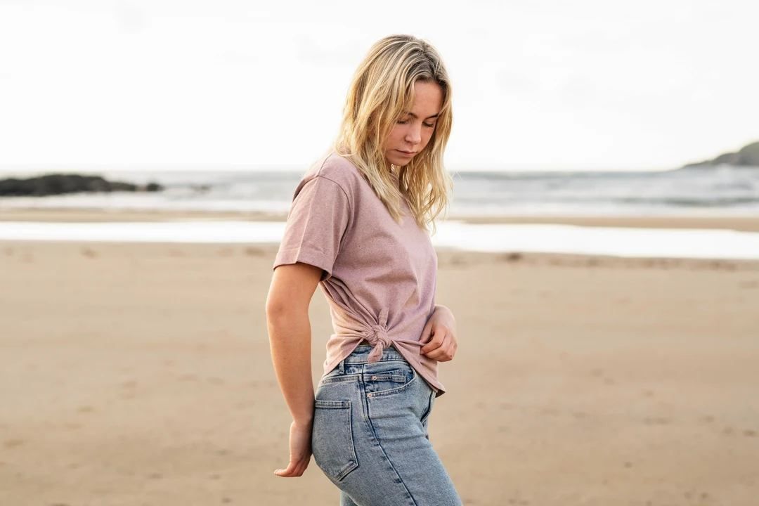 Pink t-shirt tied at the waist (person)